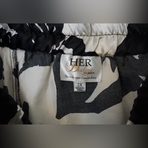 Chic Black and White Floral Maxi Skirt - Picture 3 of 3